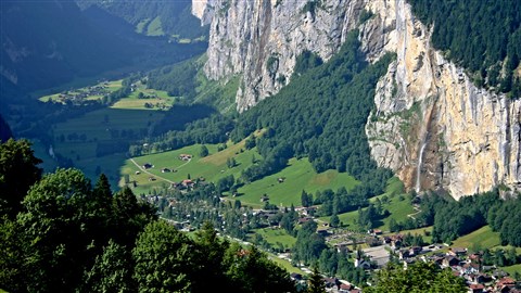Gigantické skalní stěny Lauterbrunnen