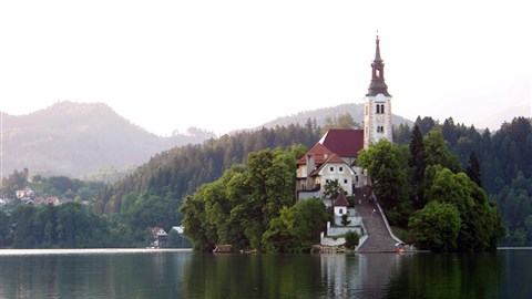 Jezero s malebným ostrůvkem