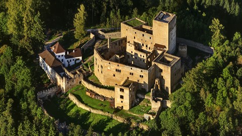 jeden z mála dochovaných románských hradů v ČR