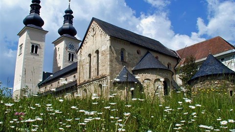 dech beroucí románská katedrála v Gurku