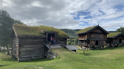 skanzen s typickými domky starých Norů