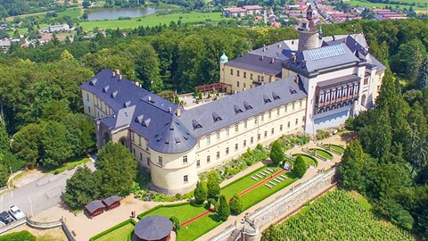 impozantní románsko-gotický zámek Zbiroh