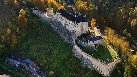 gotický hrad přestavěný na zámek