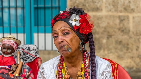 Kubánské ženy a doutníky - nerozlučné spojení
