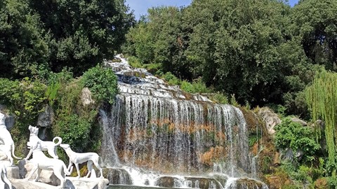 Impozantní vodopád zahrad v Casertě