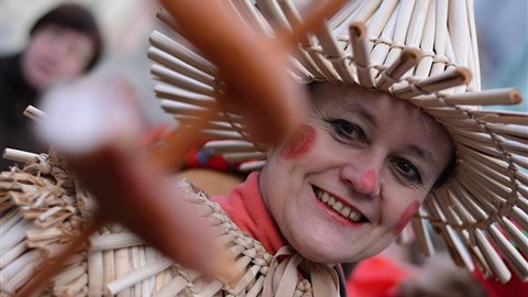 velkolepý maškarní průvod