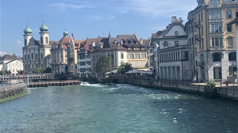 Jezerem obklopené alpské kouzlo