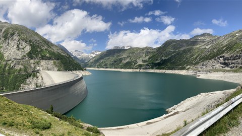 zrcadlící se hladina přehrady