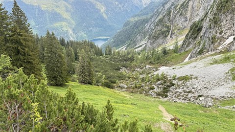 barevné louky u úpatí hor