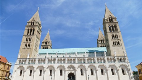 dramatická katedrála v Pecsi