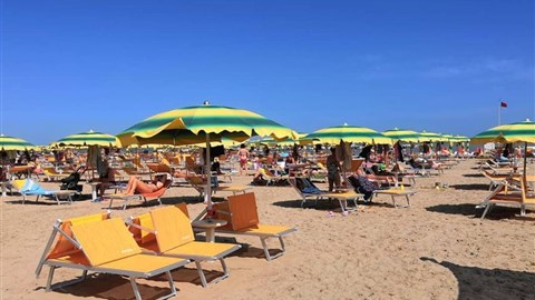 Krásná písčitá pláž