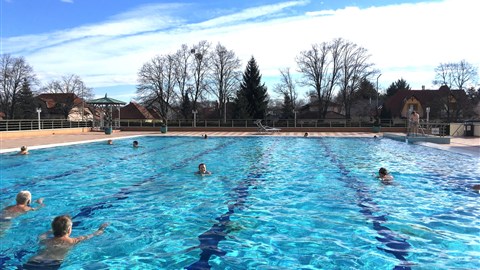 venkovní bazén pro milovníky plavání