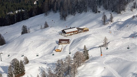 zasněžené sjezdovky Hochkaru